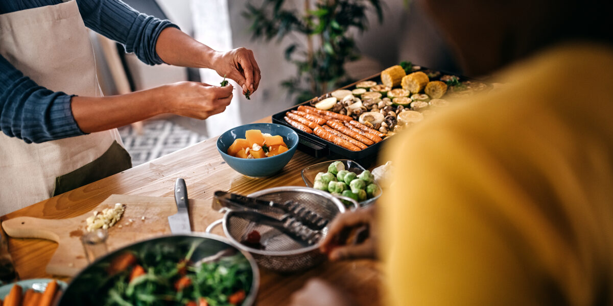 Prepping meal thanksgiving pc mixetto getty×600